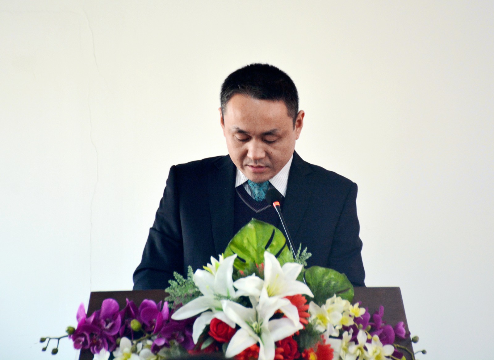 4、山东胜利副总经理张圣光宣读表彰决定.JPG